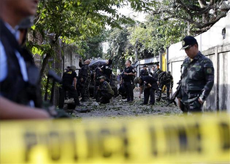 la Policía inspecciona el lugar del atentado Ataque con explosivos contra una mezquita en el sur de Filipinas